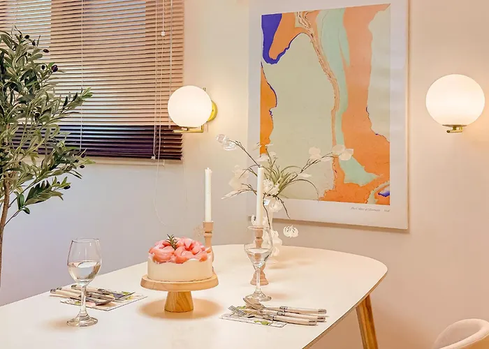 Heart Of Gangnam,garosu-gil, 10minute Walk From Sinsa Station *